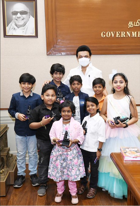சிறுவர், சிறுமியர்கள்  முதலமைச்சர் மு.க.ஸ்டாலின் சந்தித்து வாழ்த்து பெற்றனர்